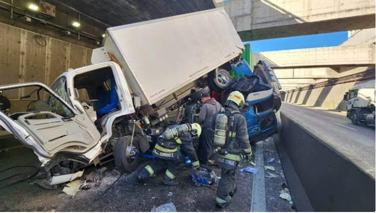 Impactante Choque Entre Dos Camiones En El Paseo Del Bajo Uno De Los