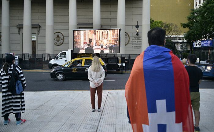 La Comunidad armenia realizó una misa de paz en la Catedral metropolitana