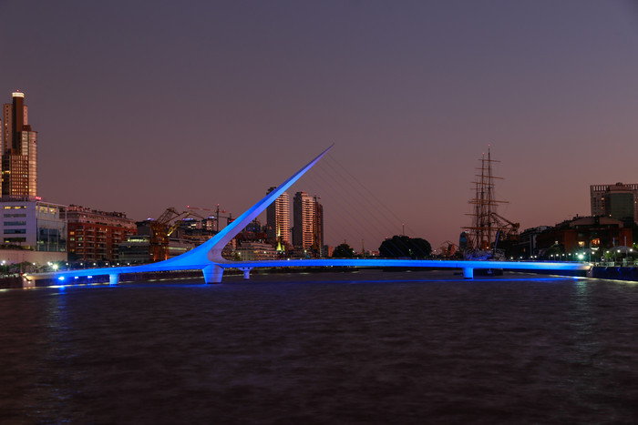 Cromañón: la Ciudad ilumina monumentos de azul para recordar a las víctimas