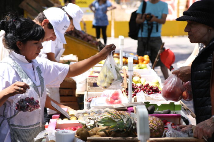 Realizan ferias en Plaza Once y Constitución donde se ofrecen frutas y verduras a "precios populares"