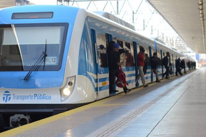 Paro de trenes: largas filas en los colectivos y serios problemas para viajar