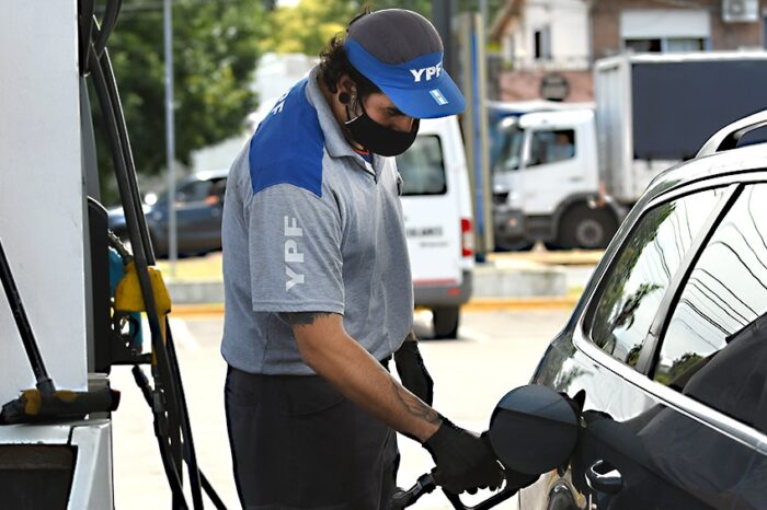 El Gobierno posterga hasta mediados de marzo la suba en el impuesto a los combustibles