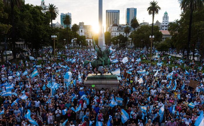 Miles de personas se movilizaron hacia Plaza de Mayo por la aplicación de la vacuna contra el Coronavirus