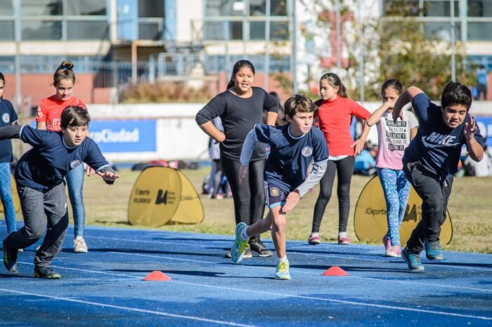 Durante el verano, los chicos disfrutaron del atletismo en los parques Chacabuco, Avellaneda e Indoamericano