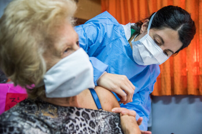 Comienza la vacunación contra la gripe, destinada a 620 mil personas dentro de los grupos de riesgo