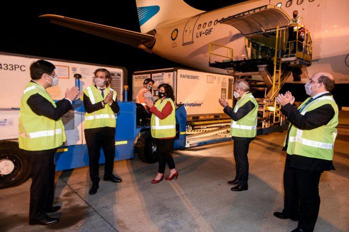 Cafiero y Vizzotti recibieron el vuelo de Aerolíneas Argentinas con 904 mil vacunas desde China