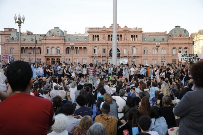 Protestaron contra las nuevas restricciones y el cierre de escuelas frente a la Casa Rosada