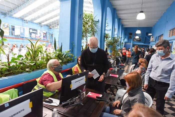 Rodríguez Larreta recorrió el vacunatorio ubicado en la sede de Racing Club de Villa del Parque