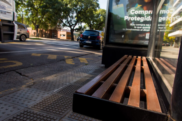 La Ciudad instala bancos de material sustentable en paradas de colectivos