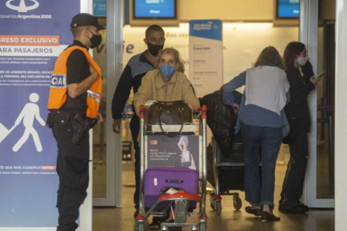 Desde este lunes pueden ingresar a la Argentina por vía aérea solo 600 pasajeros por día