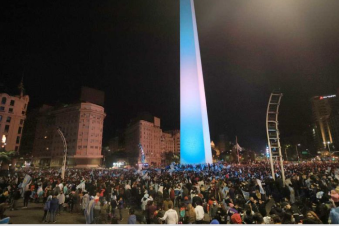 Miles de hinchas argentinos coparon el Obelisco al ritmo de "dale campeón"