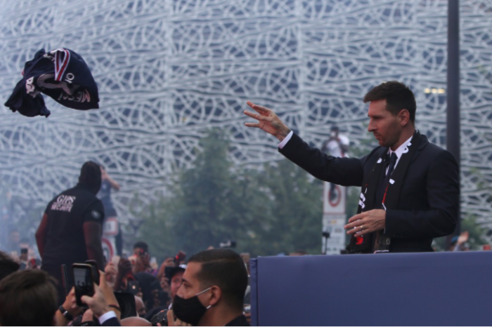 Messi saludó a una multitud de hinchas y les regaló su camiseta con el número 30