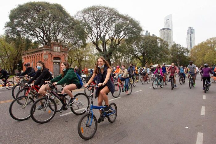 Impulsan el uso de la bicicleta y la caminata para mejorar el espacio público