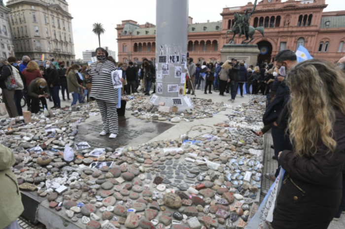 El Gobierno de la Ciudad protegerá las piedras en Plaza de Mayo para evitar actos vandálicos