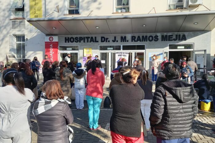 Protesta en el Hospital Ramos Mejía por  trabajadores despedidos contratados en pandemia