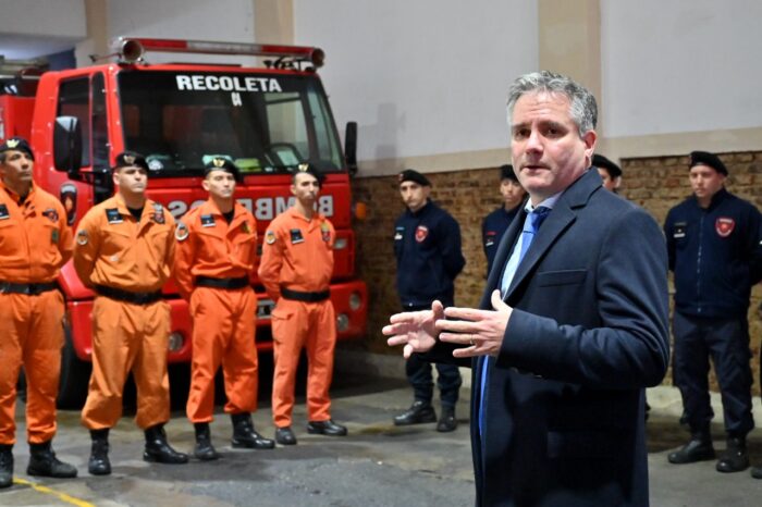 Reconocimiento a Bomberos de la Ciudad que participaron del combate al fuego y los rescates en el incendio en Recoleta