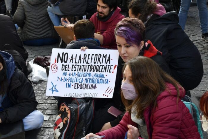 Docentes y estudiantes se movilizan en contra de la política educativa del gobierno porteño