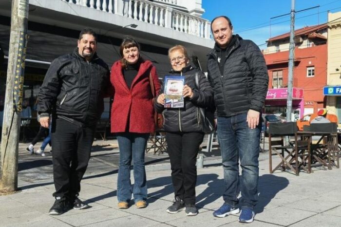 Denuncian al Gobierno porteño por quitar el escudo del barrio de Mataderos