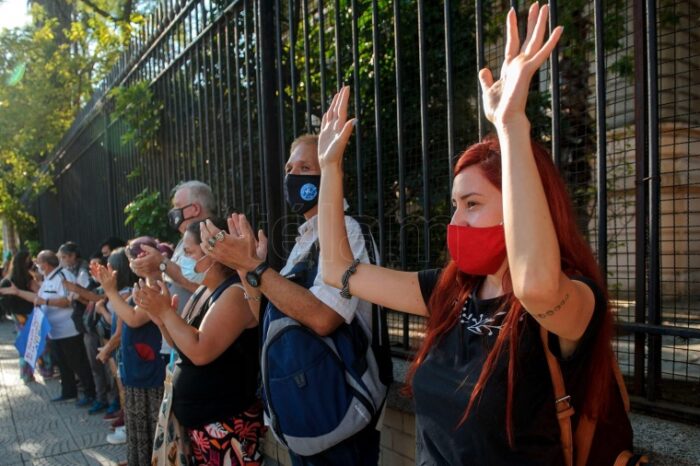 Realizan un abrazo simbólico en rechazo a la implementación de la jornada completa