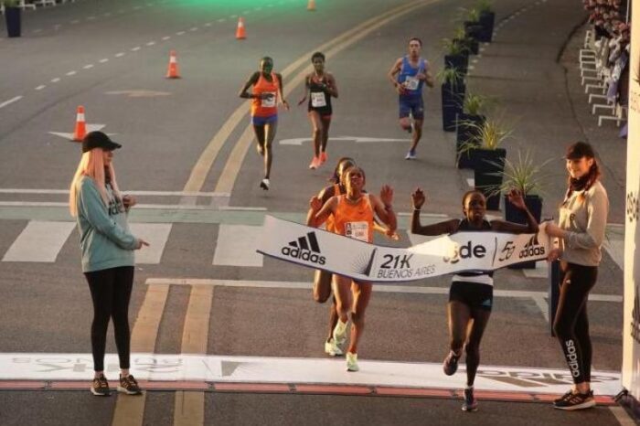 Miles de atletas compitieron en la media maratón de Buenos Aires