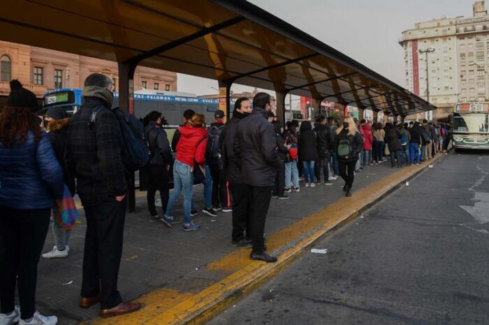 Los colectivos volvieron a dejar de circular en el AMBA y mantienen frecuencias reducidas