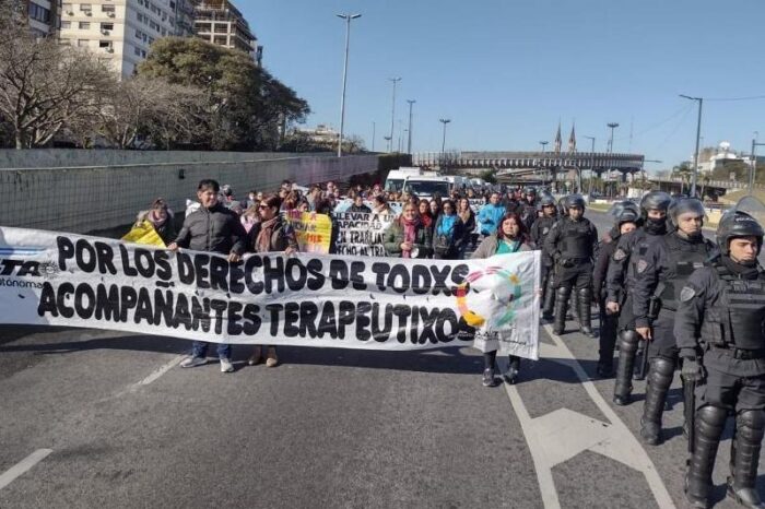 El Colectivo de Discapacidad acampa por tres días para denunciar el recorte en el sector