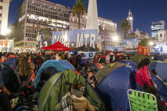 Piqueteros acampan en Plaza de Mayo: "La situación social está reventando"