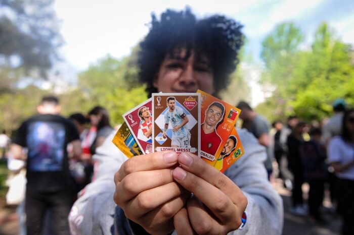 "¿Tenés al 4 de Ghana?": Parque Rivadavia, centro de intercambio de "figus" del Mundial