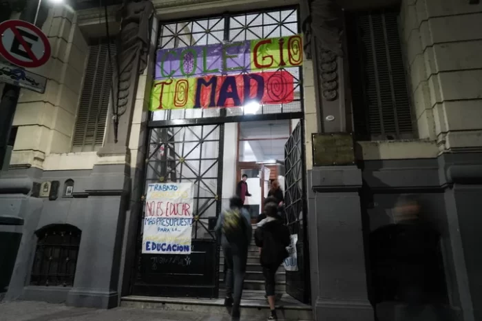 Toma de escuelas: el Colegio Nacional de Buenos Aires se sumó con un "pernocte"