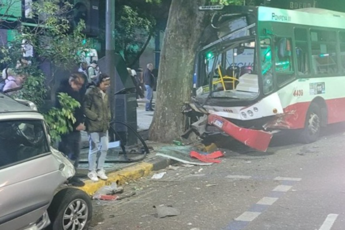 Violento choque entre un colectivo y un auto en Boedo: hay 13 heridos
