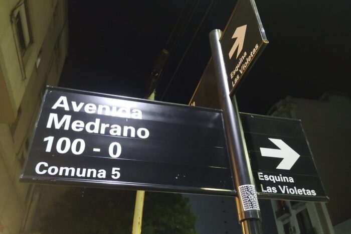 Esquina Las Violetas, el nuevo cartel nomenclador en Rivadavia y Medrano