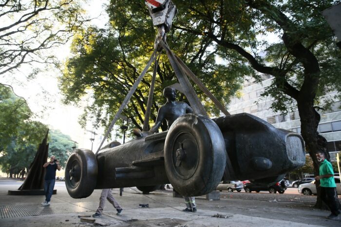 Trasladaron el monumento a Fangio desde Puerto Madero al paseo de Palermo que lleva su nombre