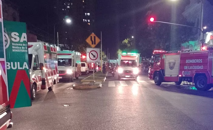 Se derrumbó una casa en Floresta: dos muertos y 21 heridos