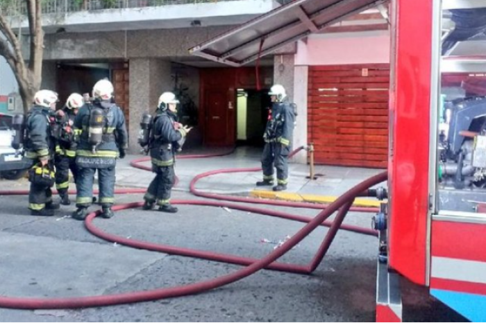 Incendio en Caballito: cuatro personas afectadas por inhalación de humo