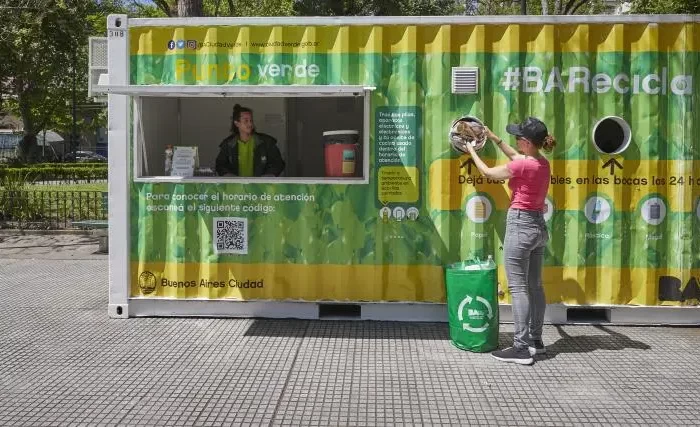 Día Mundial del Reciclaje: los Puntos Verdes reciben bolsas plásticas para una intervención en el Obelisco