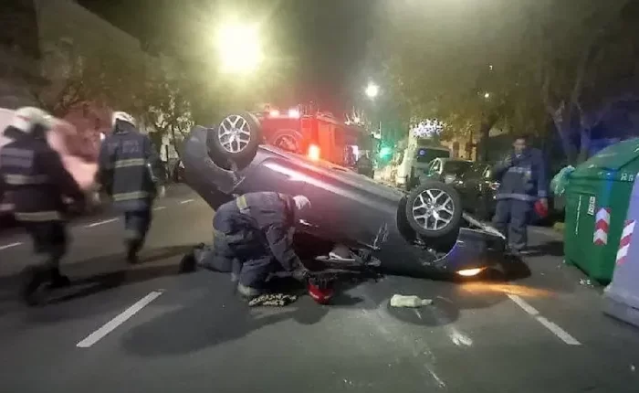 Caballito: chocó un auto estacionado, volcó, dejó a su pareja en el lugar y huyó