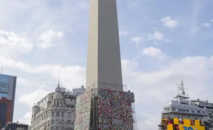 Día Mundial del Reciclaje: avanza la intervención artística en el Obelisco con material de los Puntos Verdes