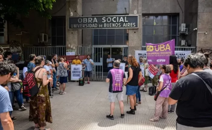 Movilización de docentes y no docentes de la UBA a su obra social Dosub