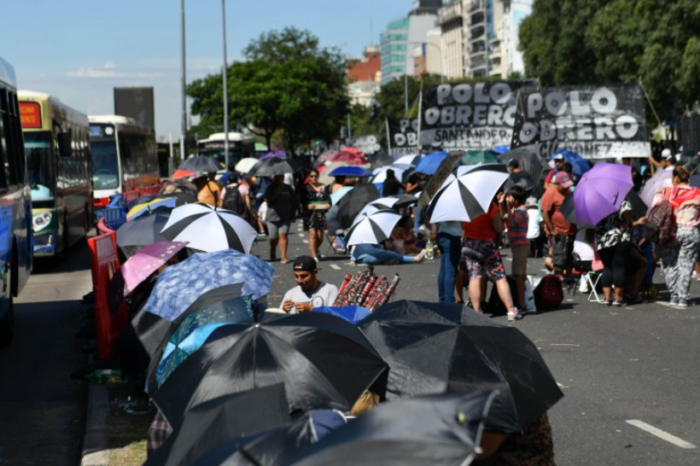 Jornada de acampe y cortes de tránsito en la 9 de Julio por reclamos de aumentos en planes sociales