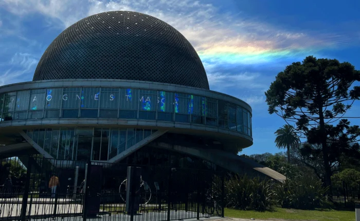 Qué es la Iridiscencia, el fenómeno óptico que surcó el cielo del AMBA