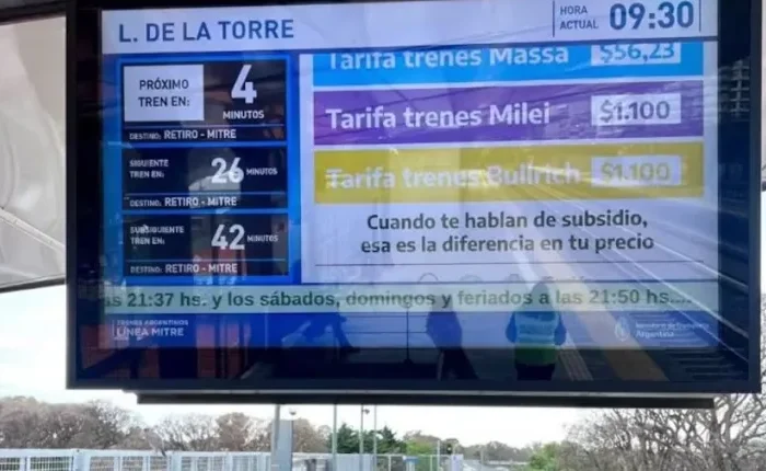 Varias estaciones de tren exhibieron carteles con el precio del boleto según cada candidato a presidente