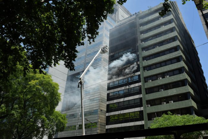 Una mujer murió en el incendio registrado en el edificio de oficinas del centro porteño