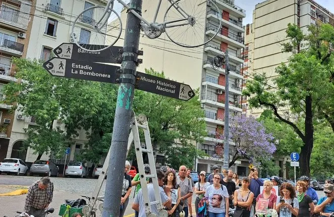 Fijaron una Bicicleta Blanca en recuerdo de víctimas de siniestros viales frente a la Secretaría de Transporte de CABA