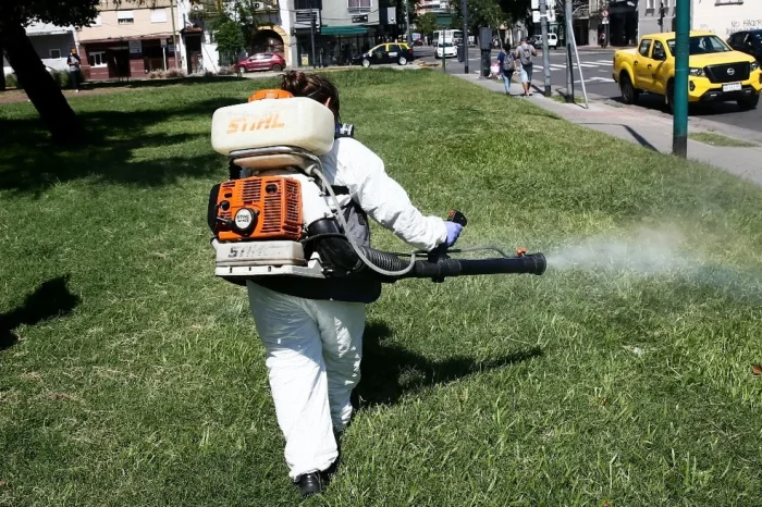 La Ciudad reforzó operativos de desinsectación en parques, plazas y espacios verdes