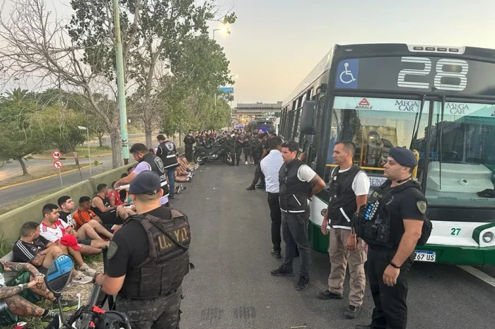 30 barras de River fueron detenidos por incidentes en las inmediaciones del estadio