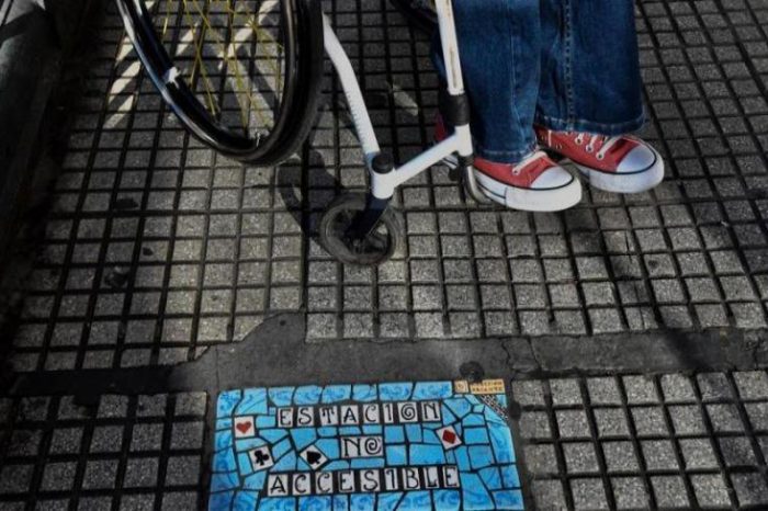 Una joven visibiliza las dificultades de accesibilidad en la Ciudad con baldosas intervenidas