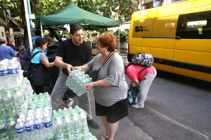 Operativo del Gobierno porteño en Caballito: se trabaja en el llenado de tanques de agua a los vecinos afectados por los cortes de luz