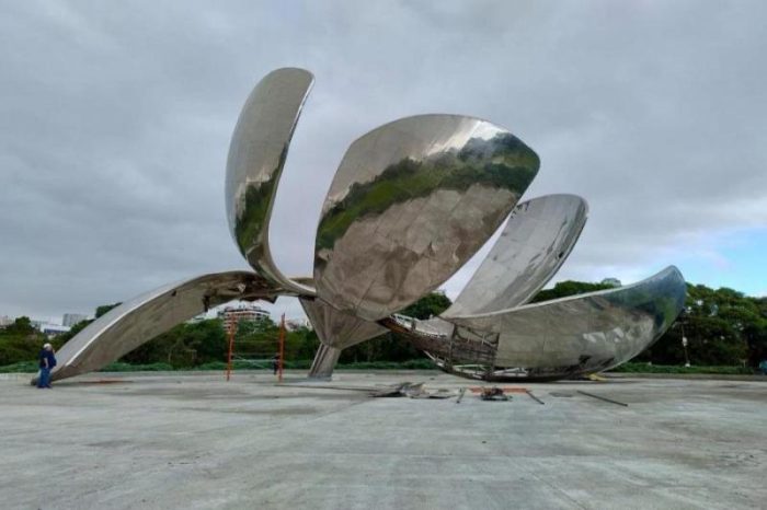 La Floralis Genérica de Palermo comenzó a ser restaurada por los daños sufridos durante el temporal