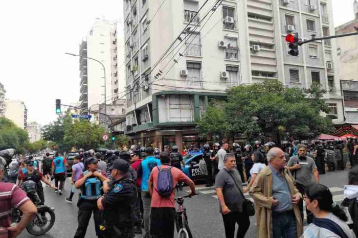 Balvanera: tensión entre manteros y policías en Rivadavia y Azcuénaga