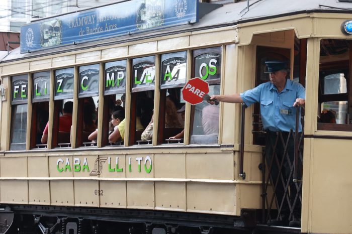 Viajaba con su abuelo en tranvía, hoy es maquinista y ofrece recorridos gratuitos en el corazón porteño